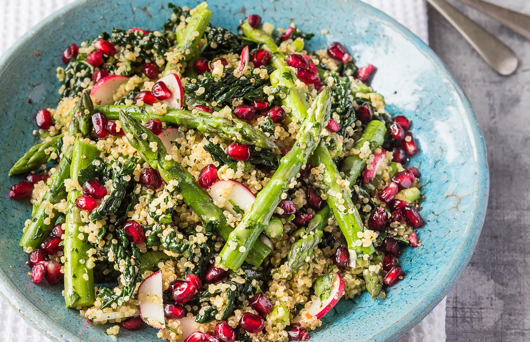 Quinoa salad with asparagus and kale