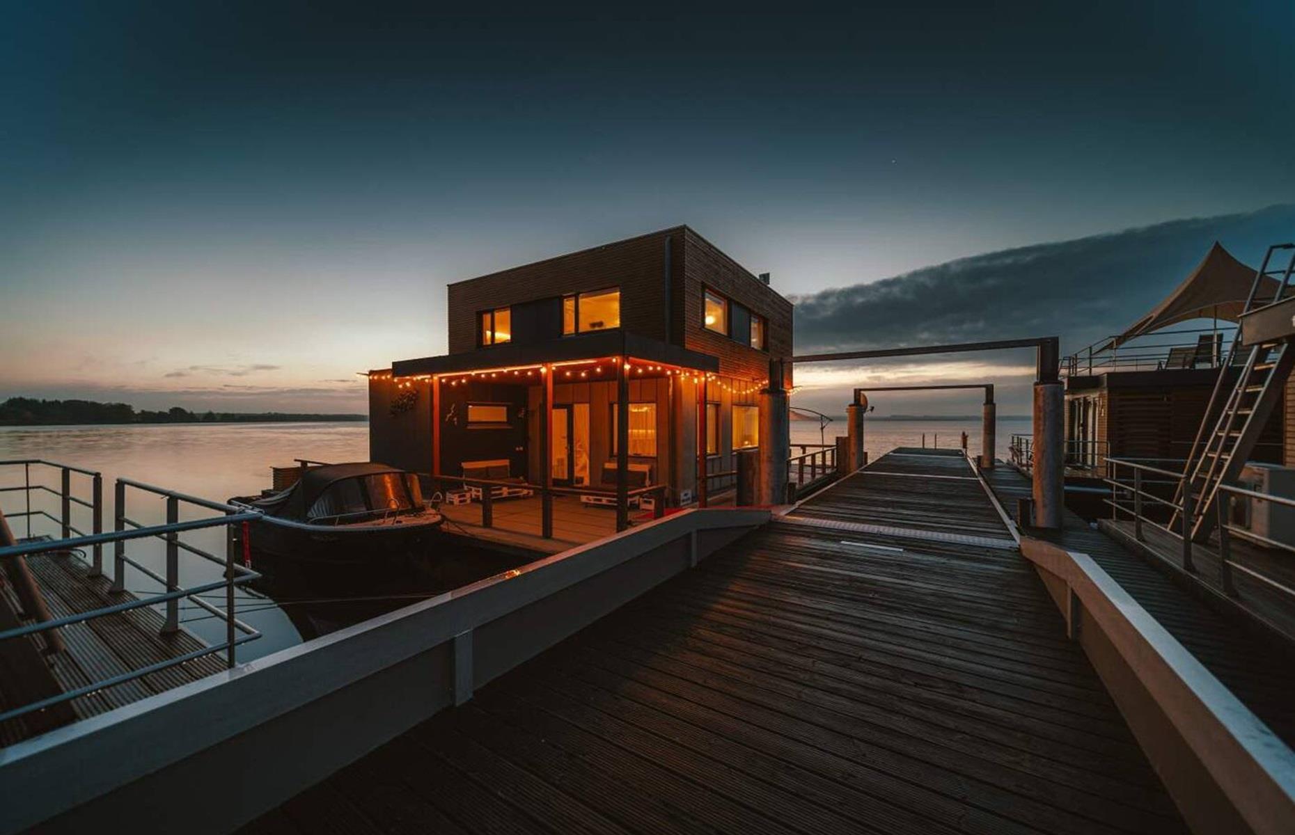 Möwe 1 floating cottage, Brandenburg, Germany