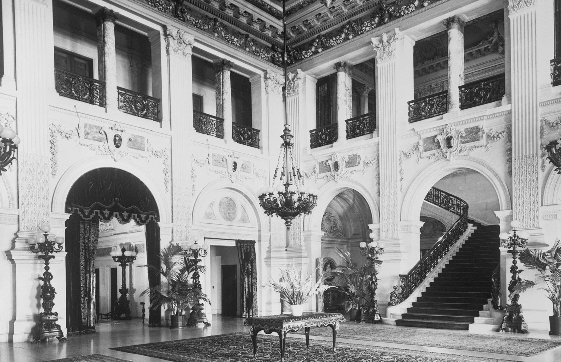 1890s: The extremely extravagant Breakers Great Hall