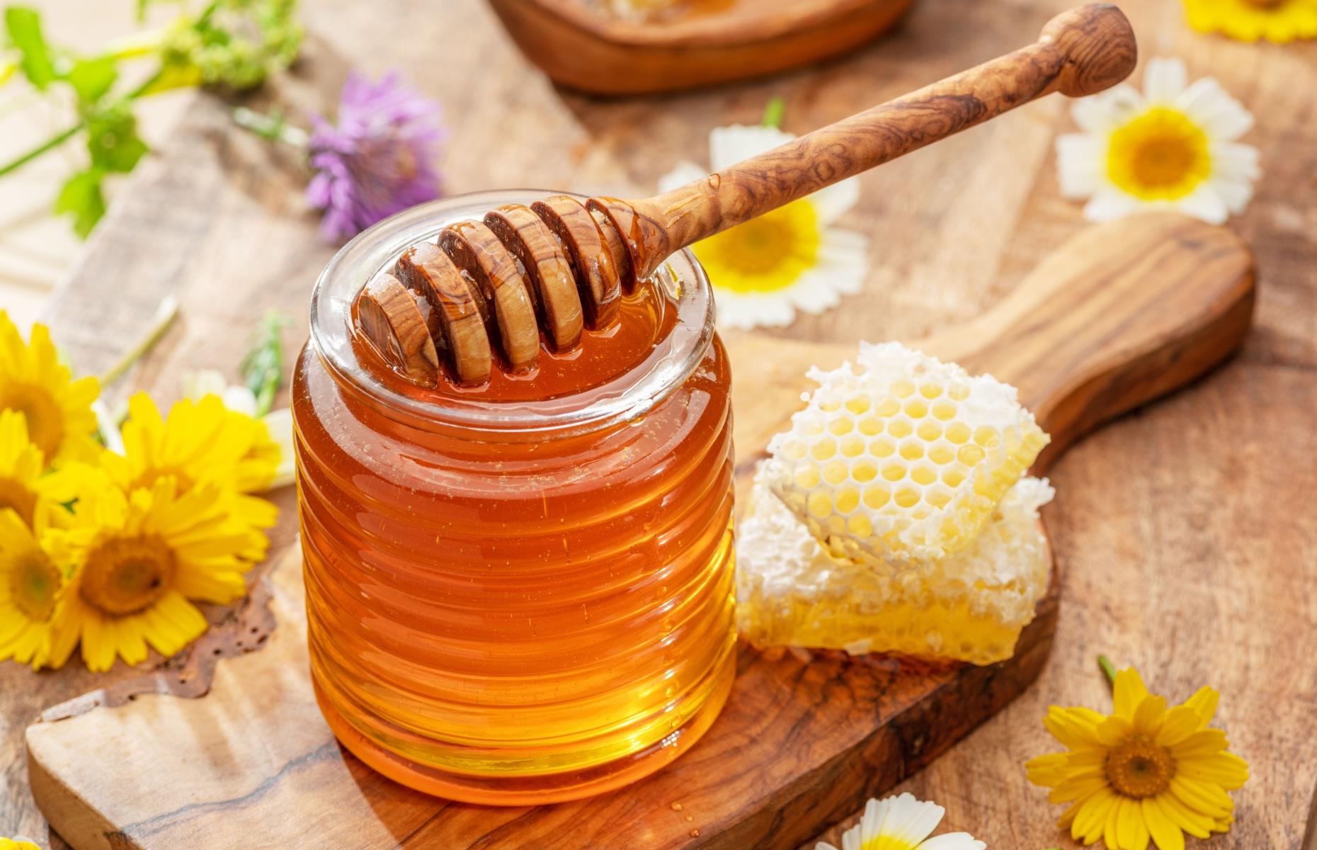 38. Honey dipper