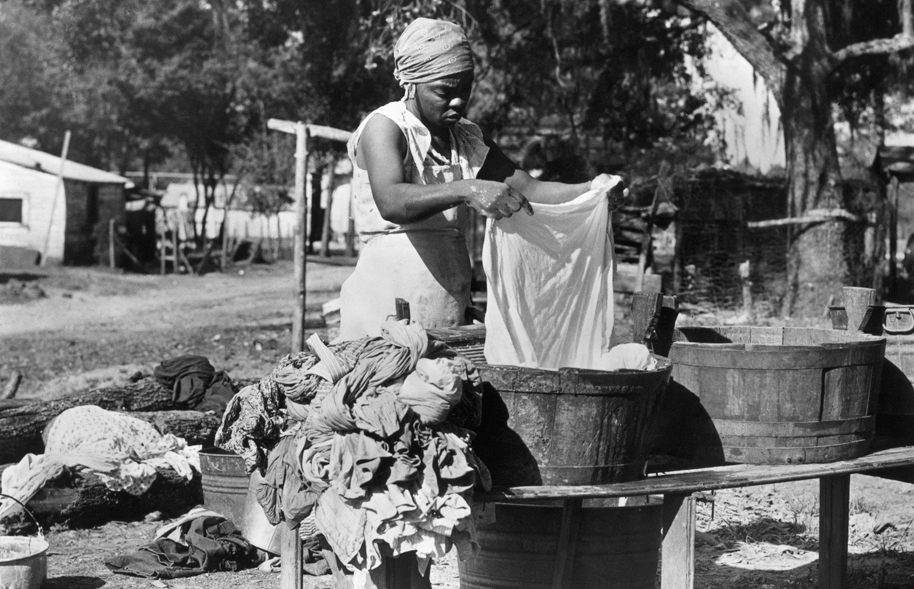1900: a plantation laundress washes clothes 