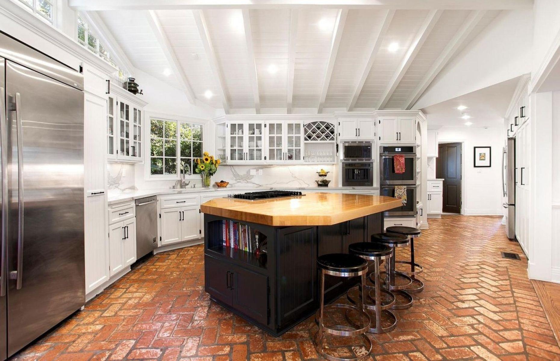 Kelly Clarkson's Toluca Lake mansion: bought for $5.4 million