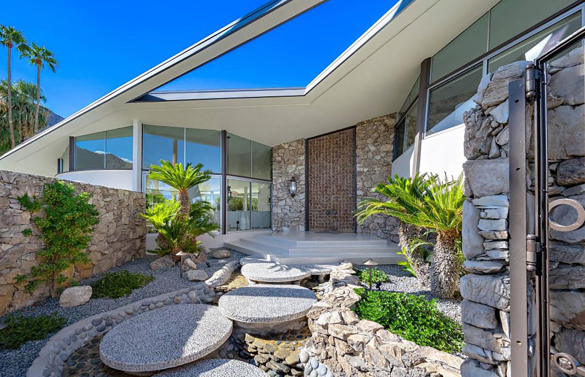Elvis’ futuristic honeymoon hideaway, California, USA