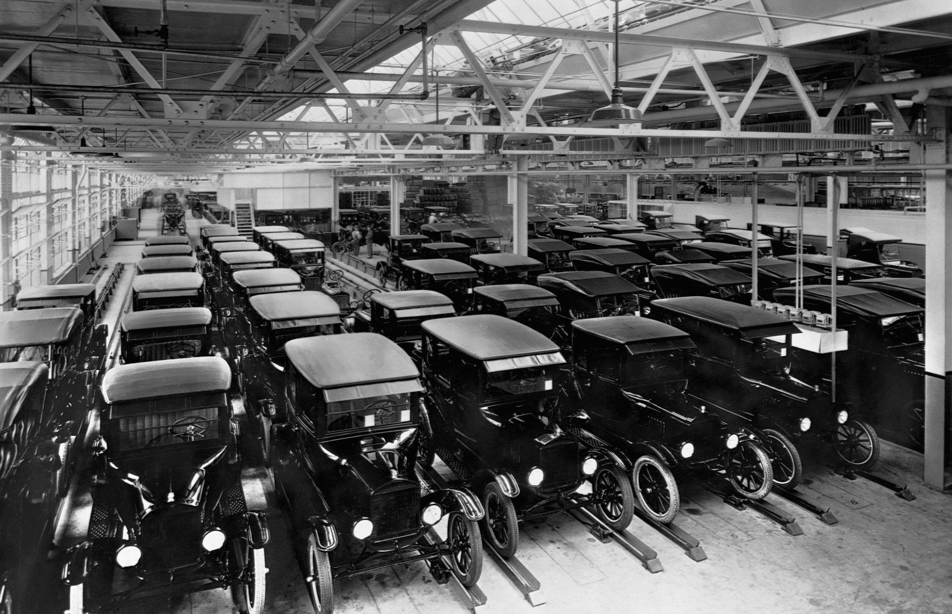 c.1925: The automobile becomes America's transport of choice