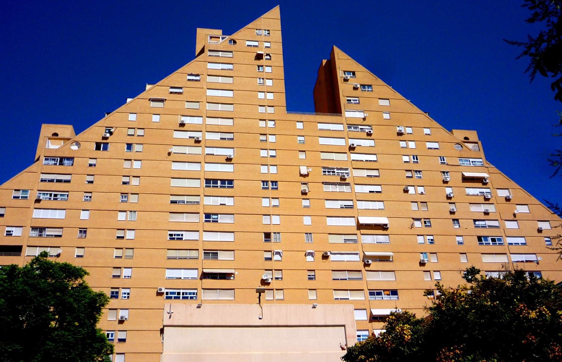 9. Edificio La Pirámide, Alicante, Spain