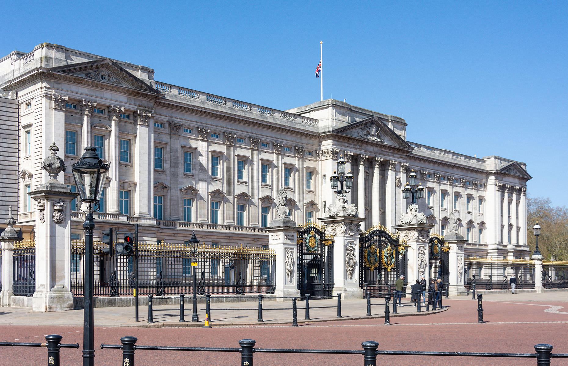 Buckingham Palace: 828,821 square feet (77k sqm), UK 