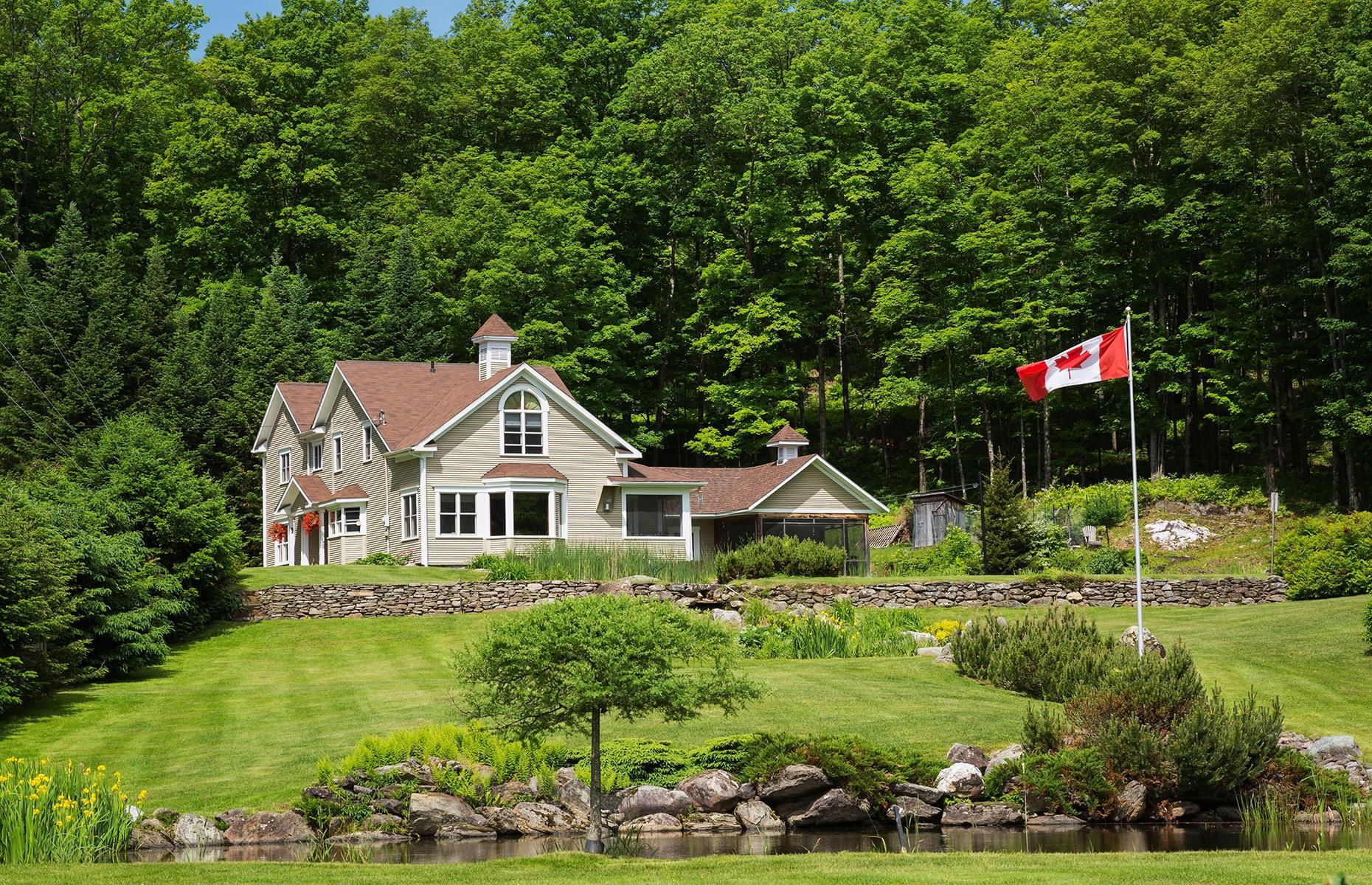 1990: contemporary Victorian home in Québec