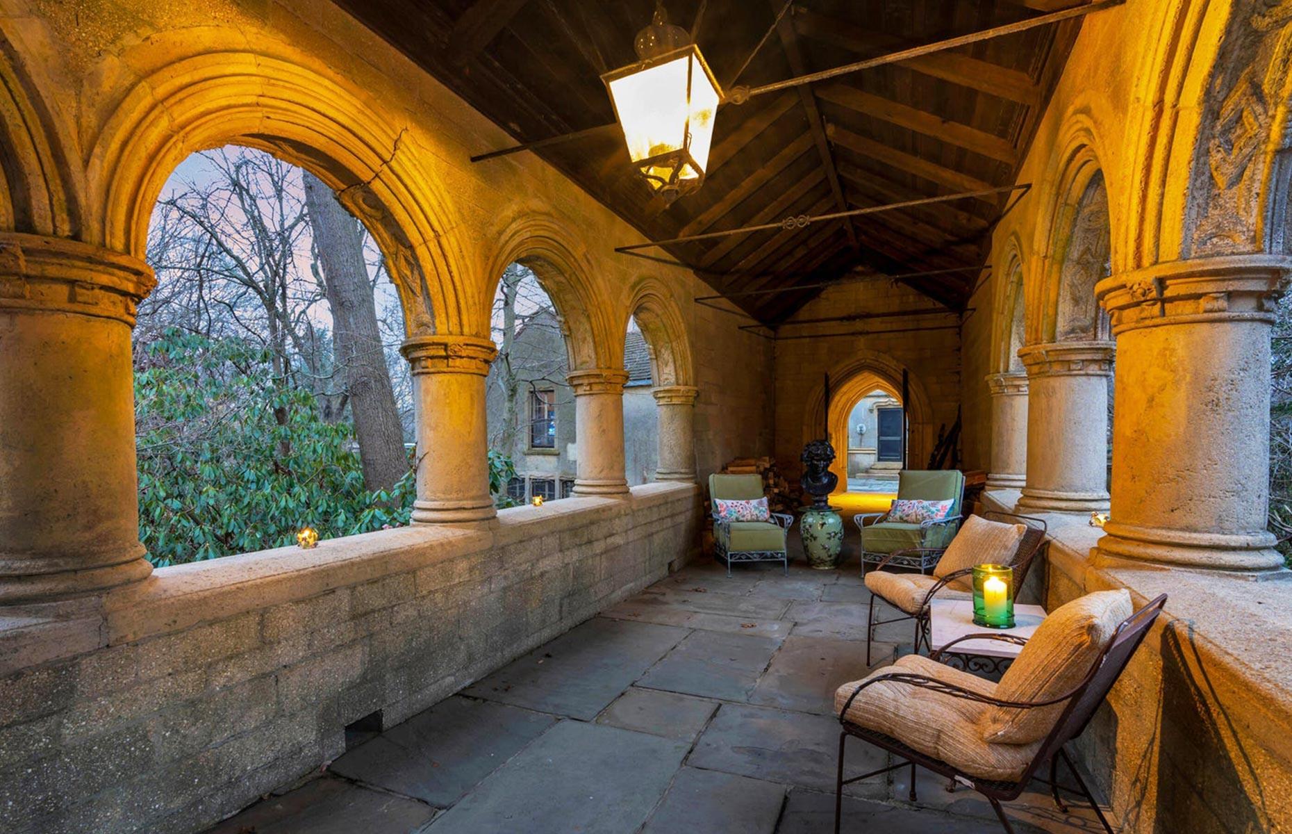 Cloistered relaxation 