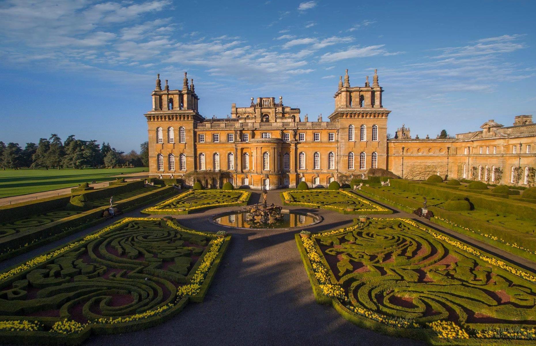 Apethorpe palace is one of england. Бленхеймский дворец. Поместье Черчилля Великобритания. Дворец Бленхейм Великобритания. Поместье Бленхейм.