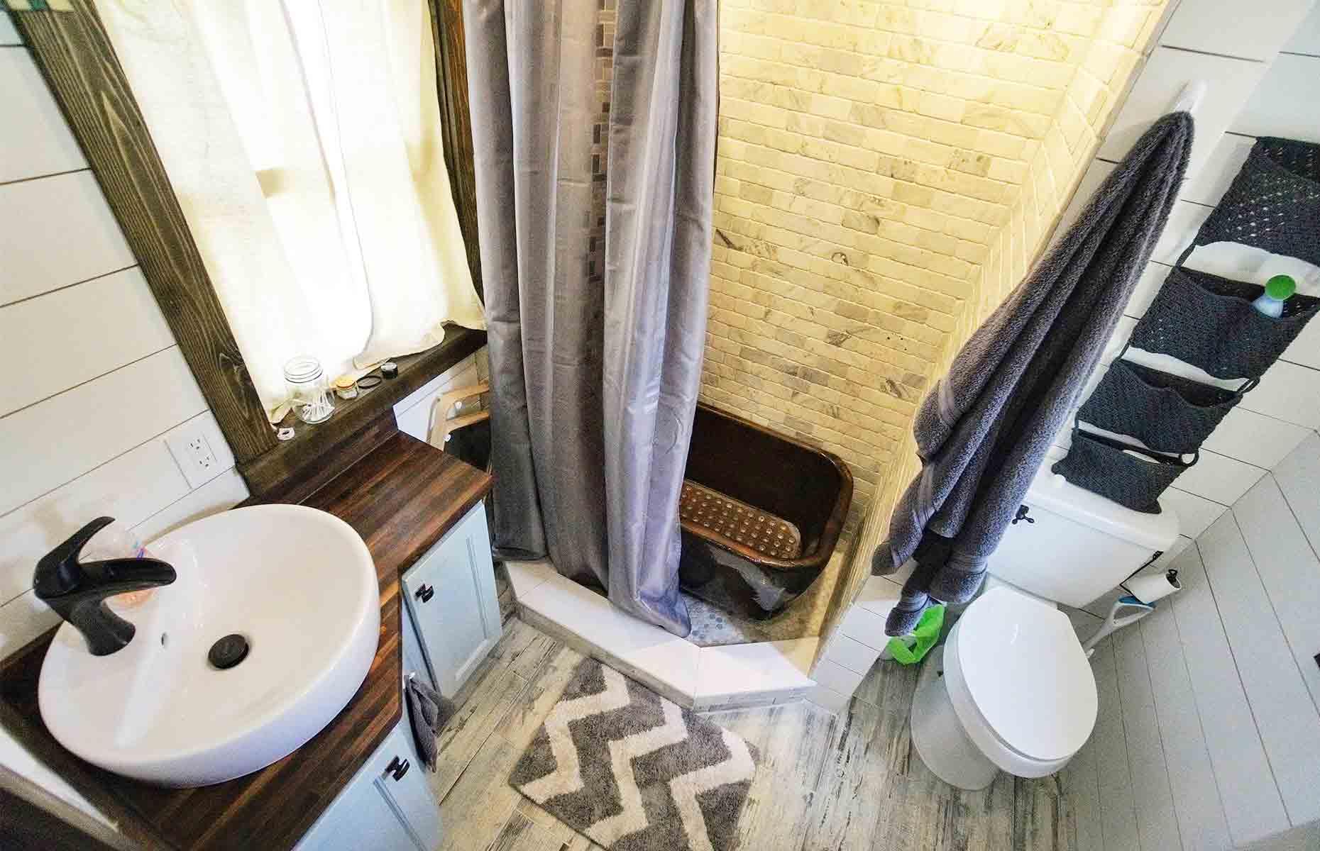 Bijou bathroom