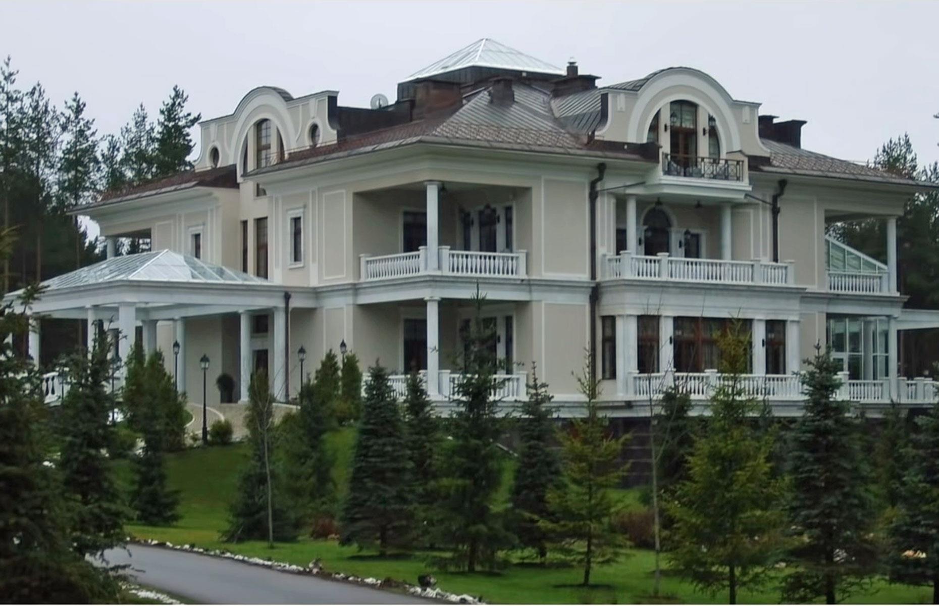 Дом владимира путина фото Inside Vladimir Putin’s palatial forest hideaway on Lake Valdai loveproperty.com
