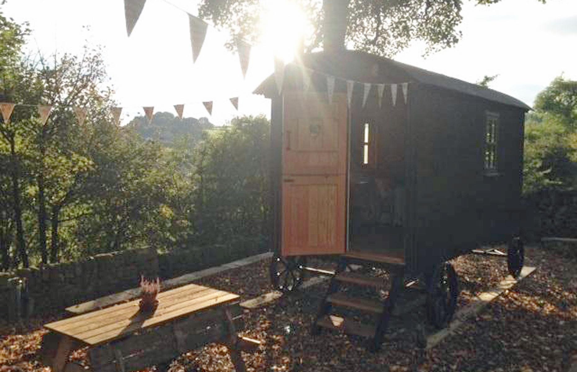 3. Mid-range: Plankbridge Shepherd's Hut, Eyam, UK