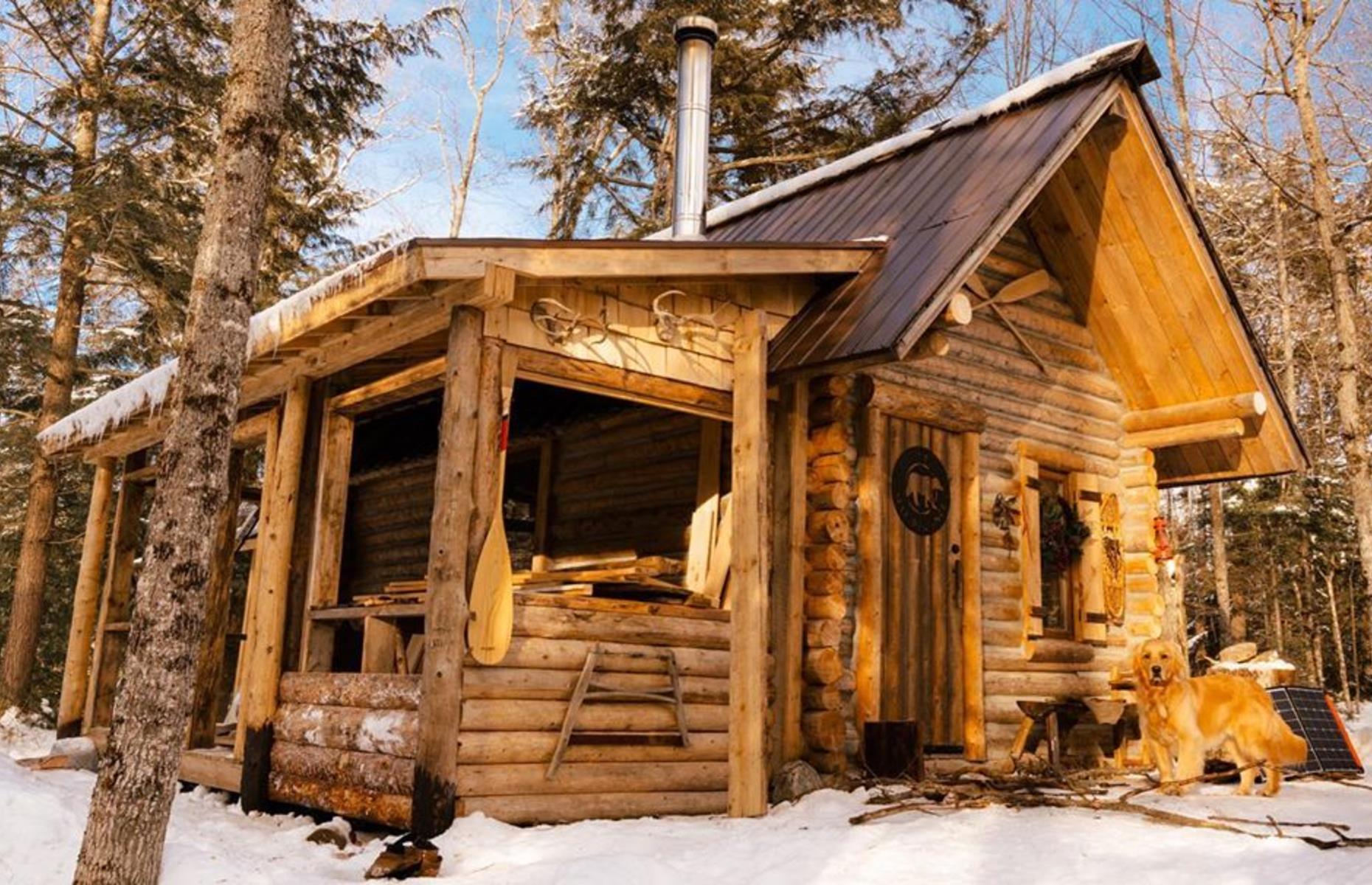 Una cabaña de madera autosuficiente en la naturaleza canadiense