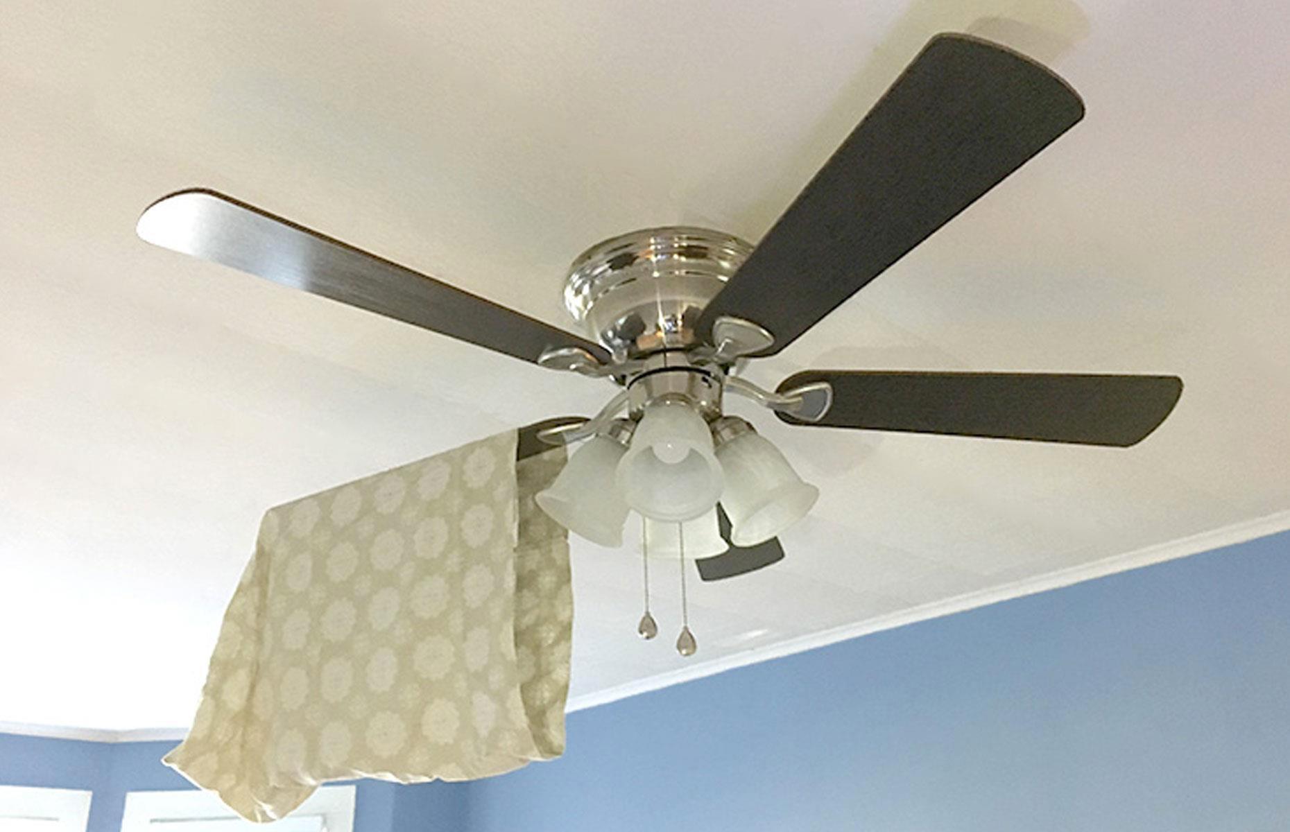 Limpia el polvo de los ventiladores de techo con una funda de almohada 