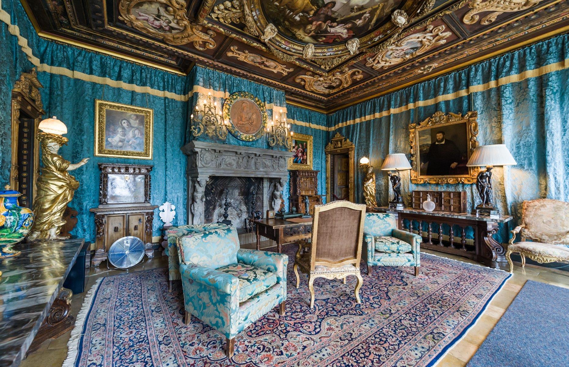 Hearst Castle, California: 90,000 square feet