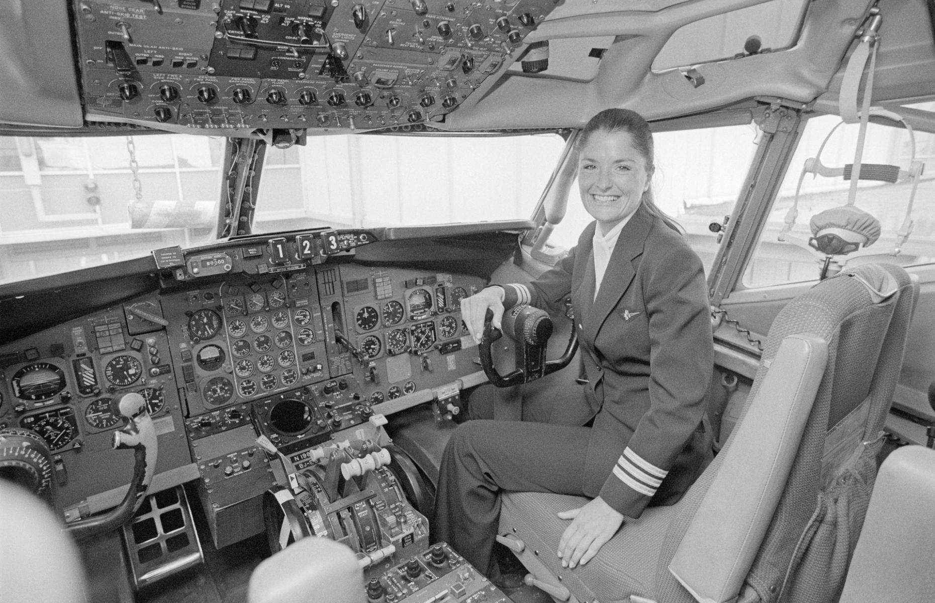 American Airlines hired the world’s first female pilot