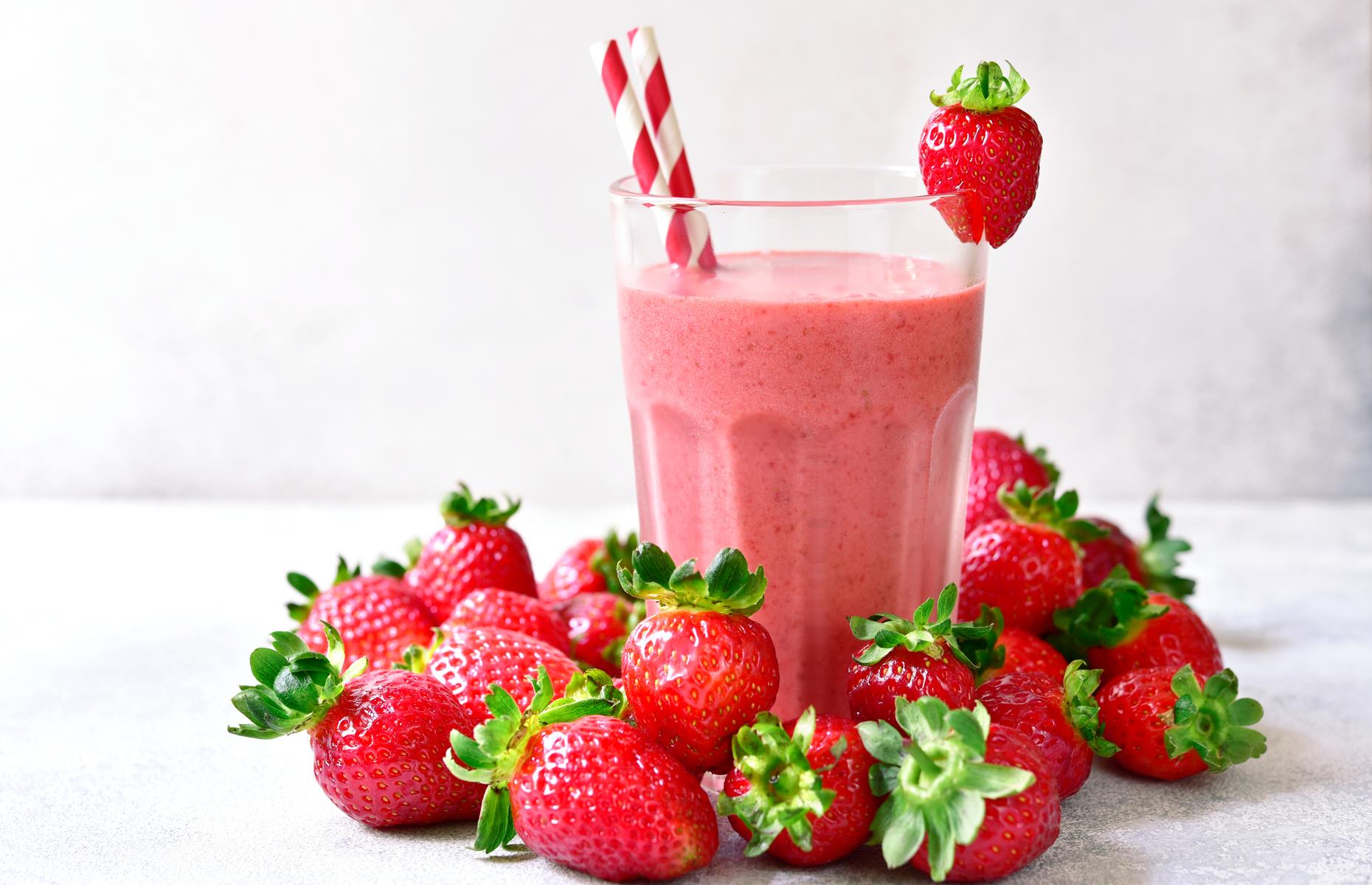 Strawberry lassi (190 calories per serving)