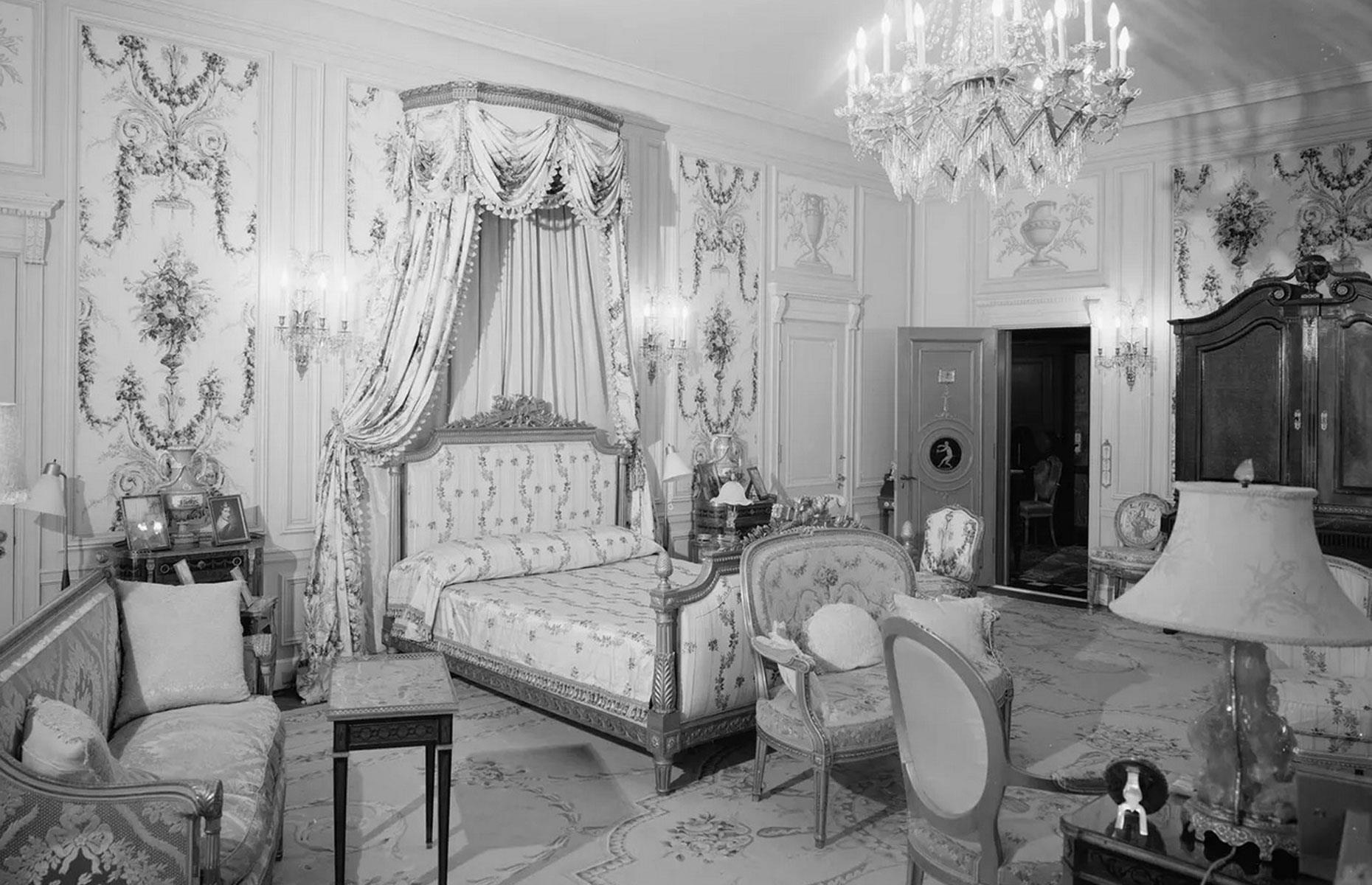 Critics viewed the property as a gaudy monstrosity