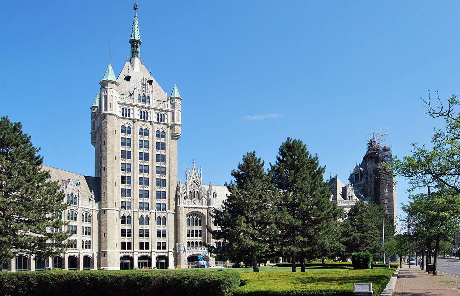 New York: State University of New York system – 90,033 employees