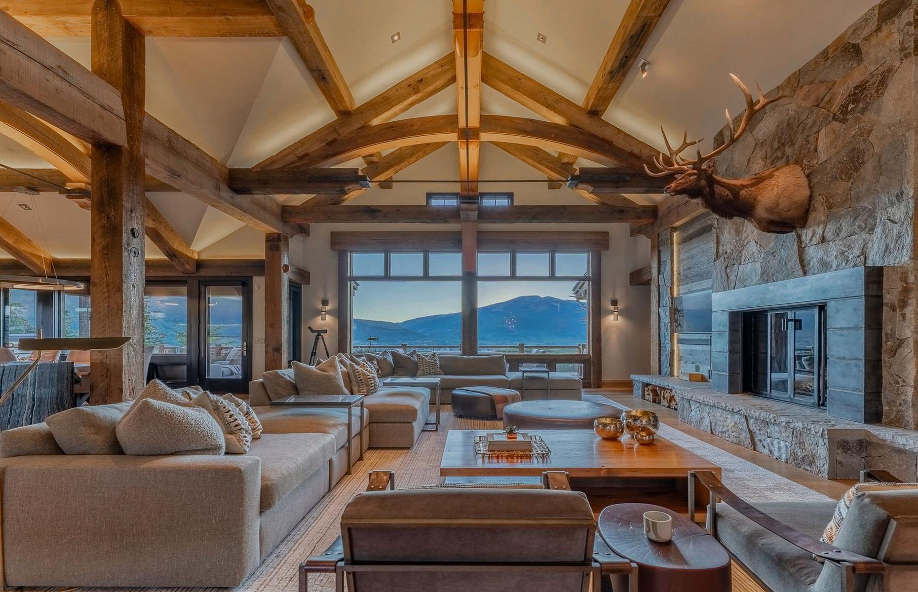 Contemporary mountain retreat: vaulted ceilings