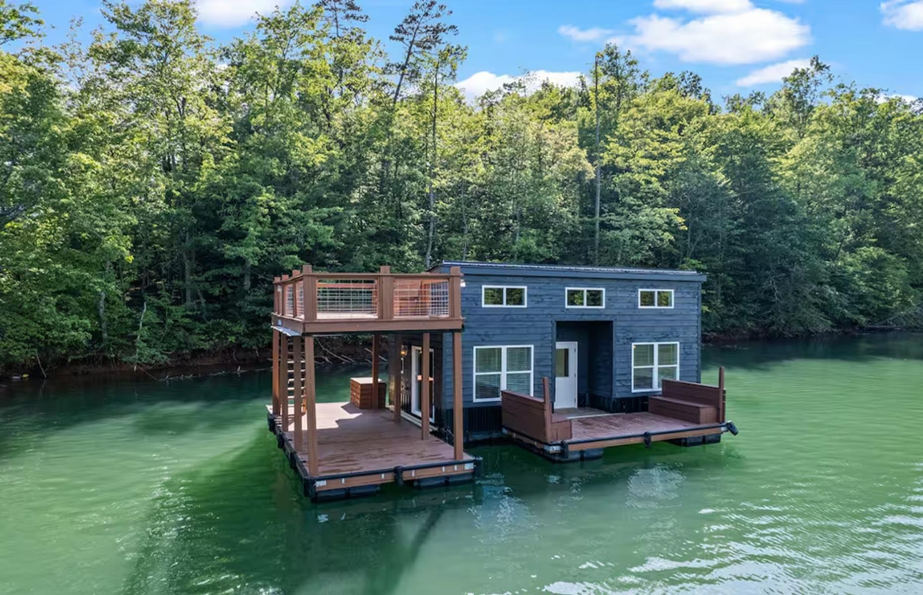 Floating cabin, North Carolina, USA