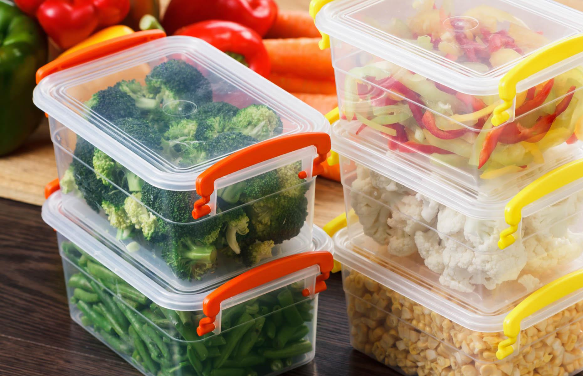 Clean food storage containers with baking soda