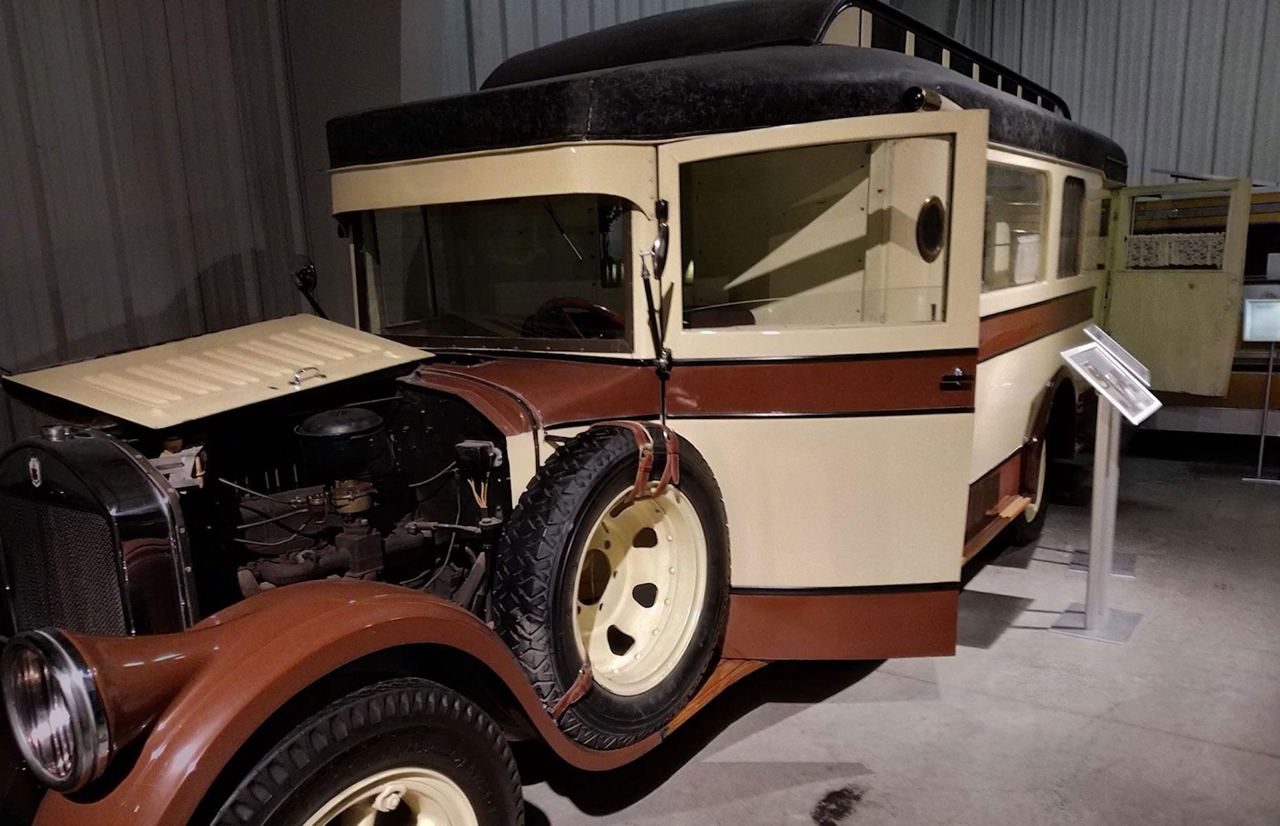 Coche vivienda Pierce-Arrow Fleet Privateer: repleto de comodidades