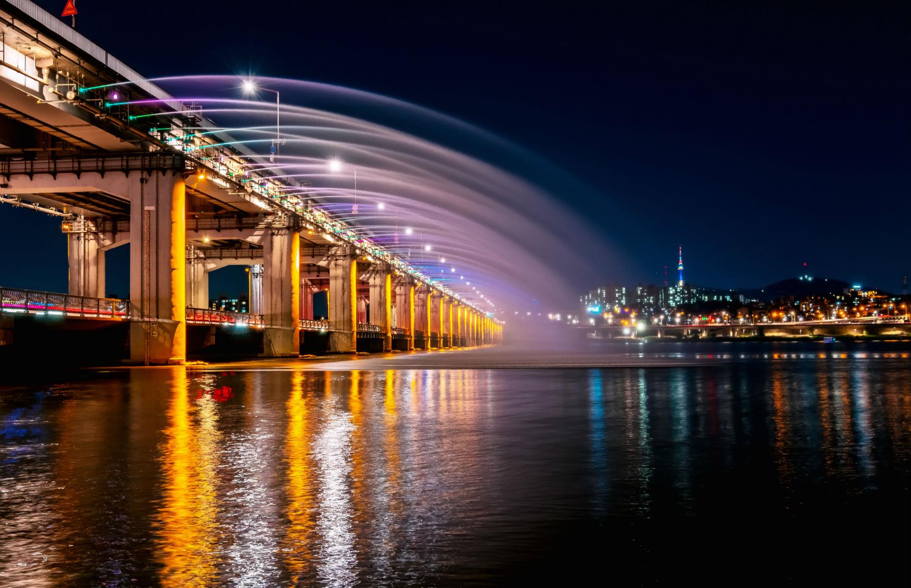 Moonlight Rainbow Fountain on Banpo Bridge, Seoul, South Korea