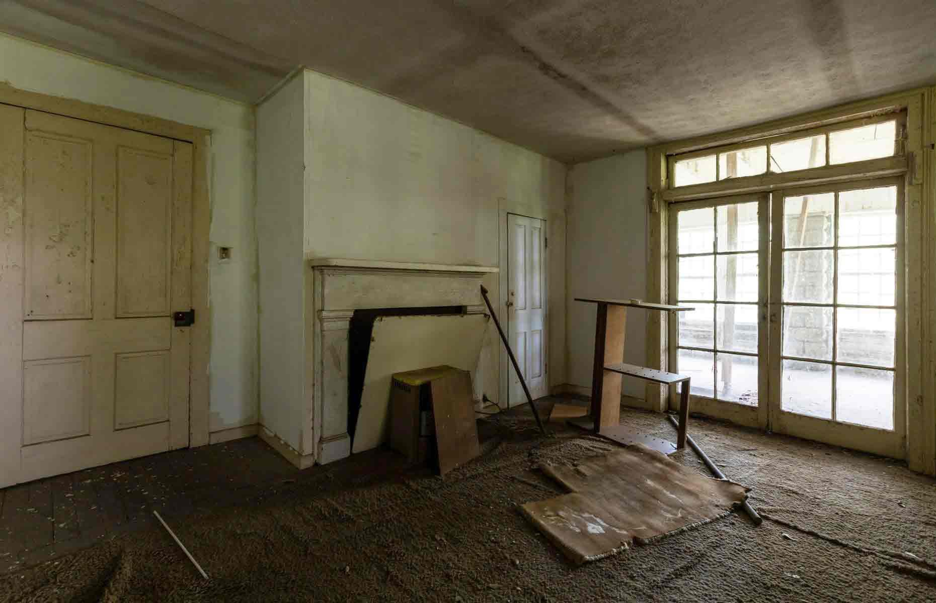 Dormitorio deteriorado