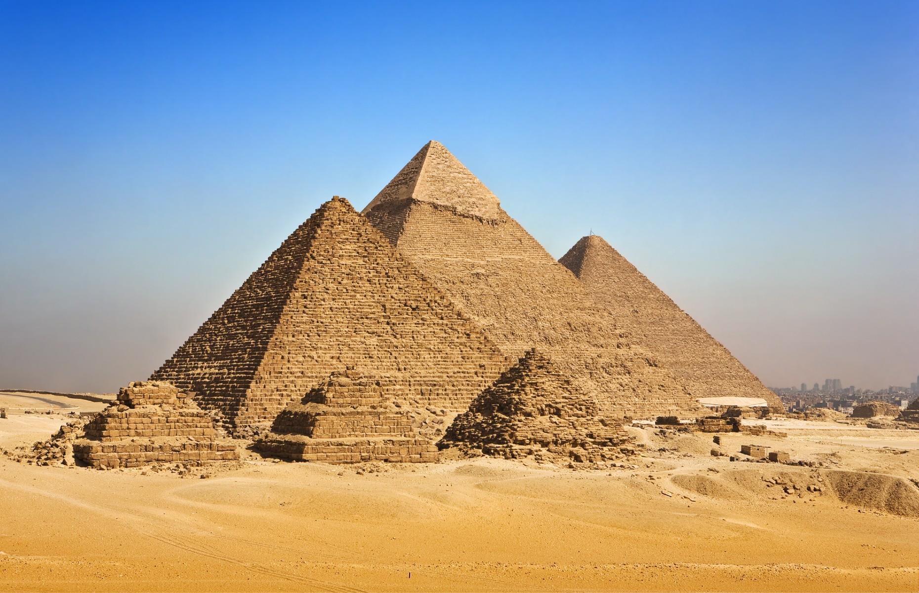 Виды пирамид архитектурные. Великие пирамиды Гизы. Пирамида Хеопса. 7 Чудес света пирамида Хеопса. Геометрия в архитектуре пирамида Египта.