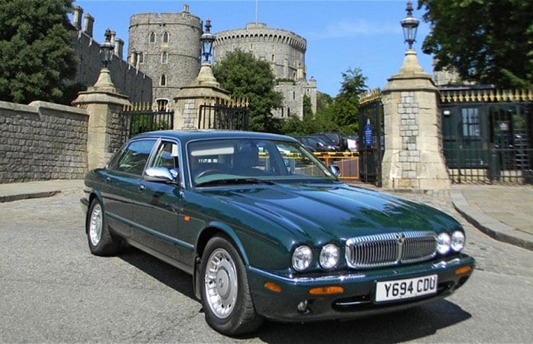 Машина королева. Daimler v8 2001. Jaguar XJ Королева Великобритании. Daimler Double Six 1984 года Елизаветы II. Английский автомобиль 8.