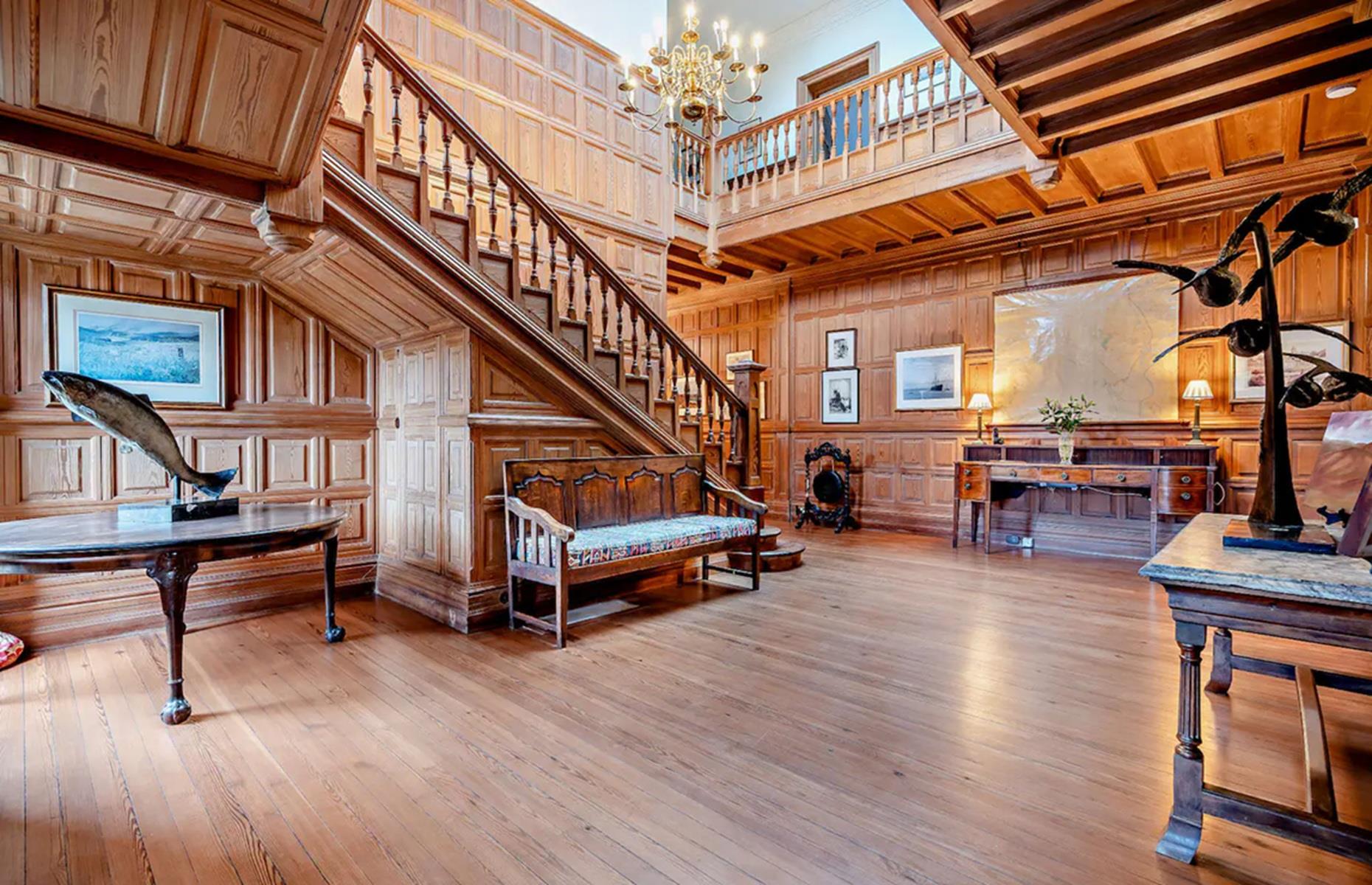 Persie House: Jacobean wood panelling