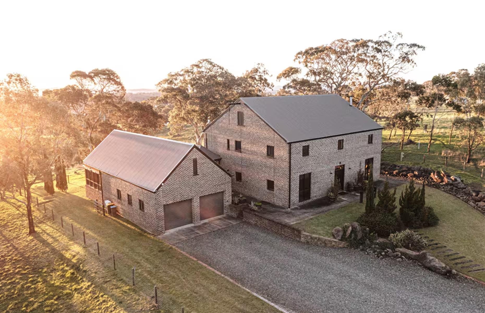 54-acre (22ha) livestock farm: modern architecture