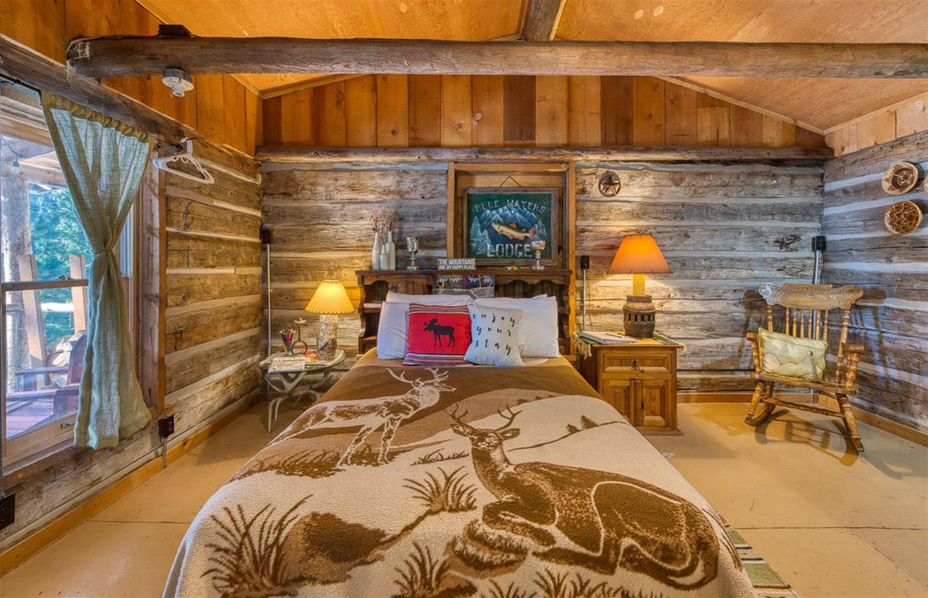 Montana: rustic log cabin, Darby