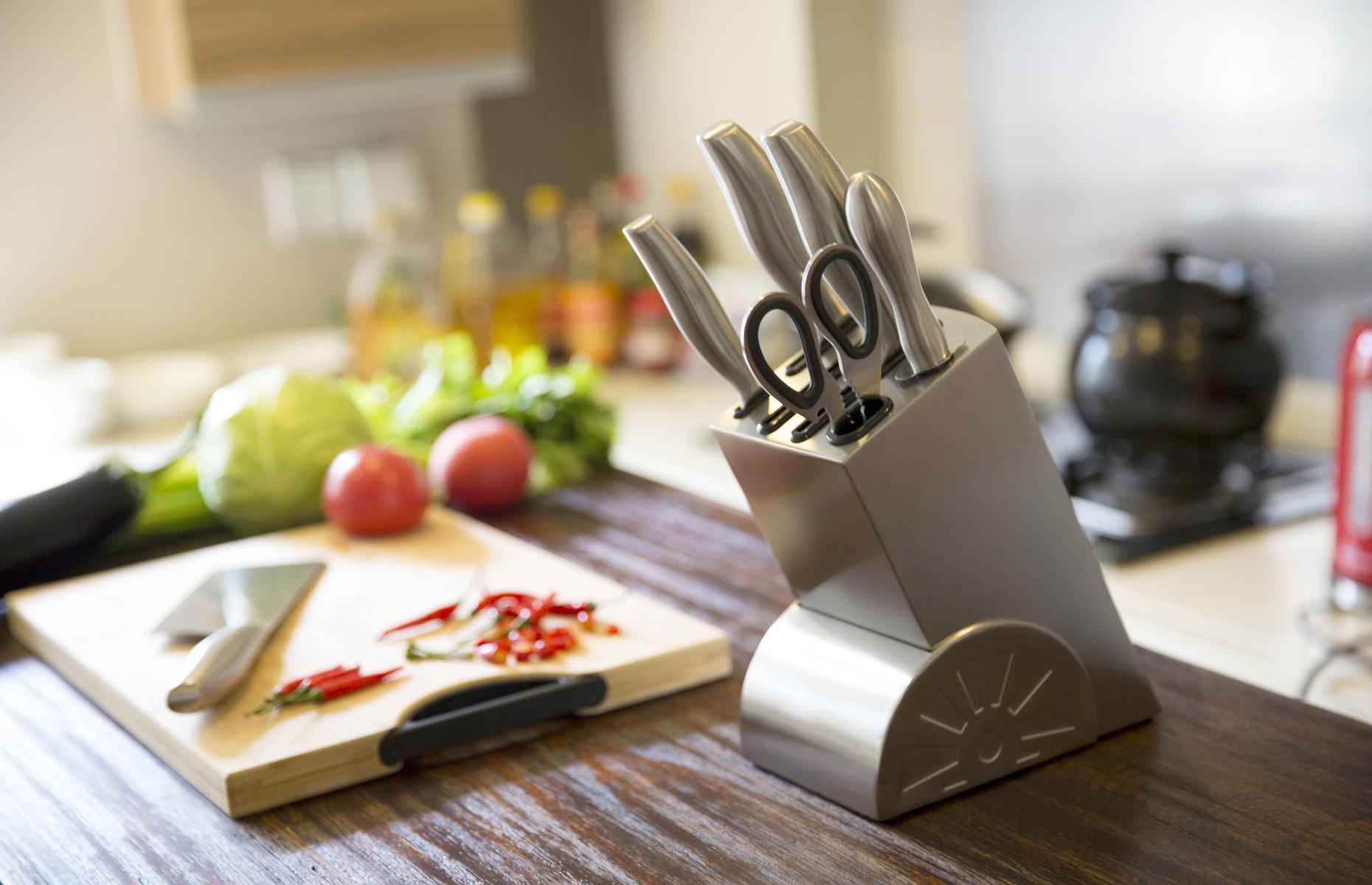 Clean knives with potato