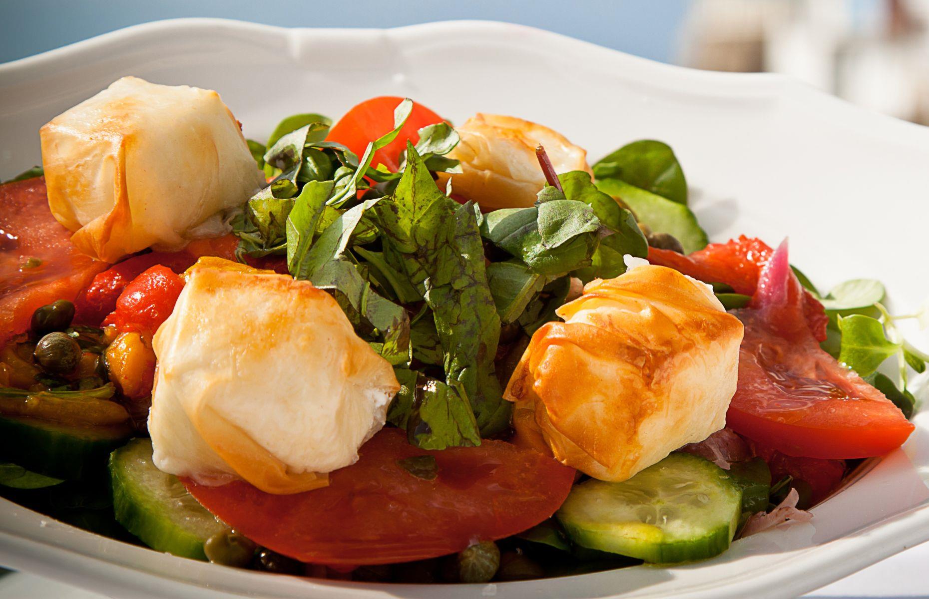 15. Griechischer Salat mit Feta-Päckchen
