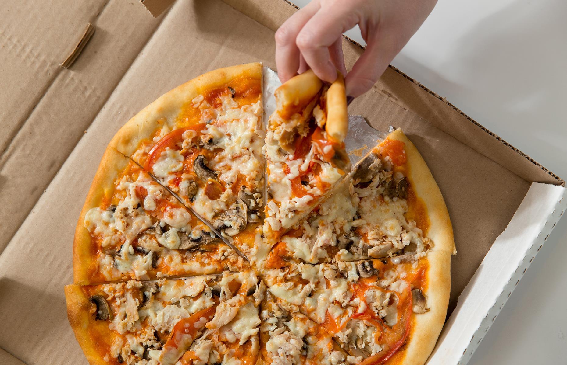 Comer la pizza sin doblarla