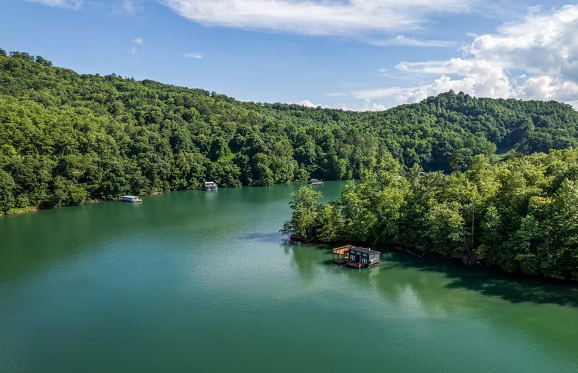 Floating cabin, North Carolina, USA
