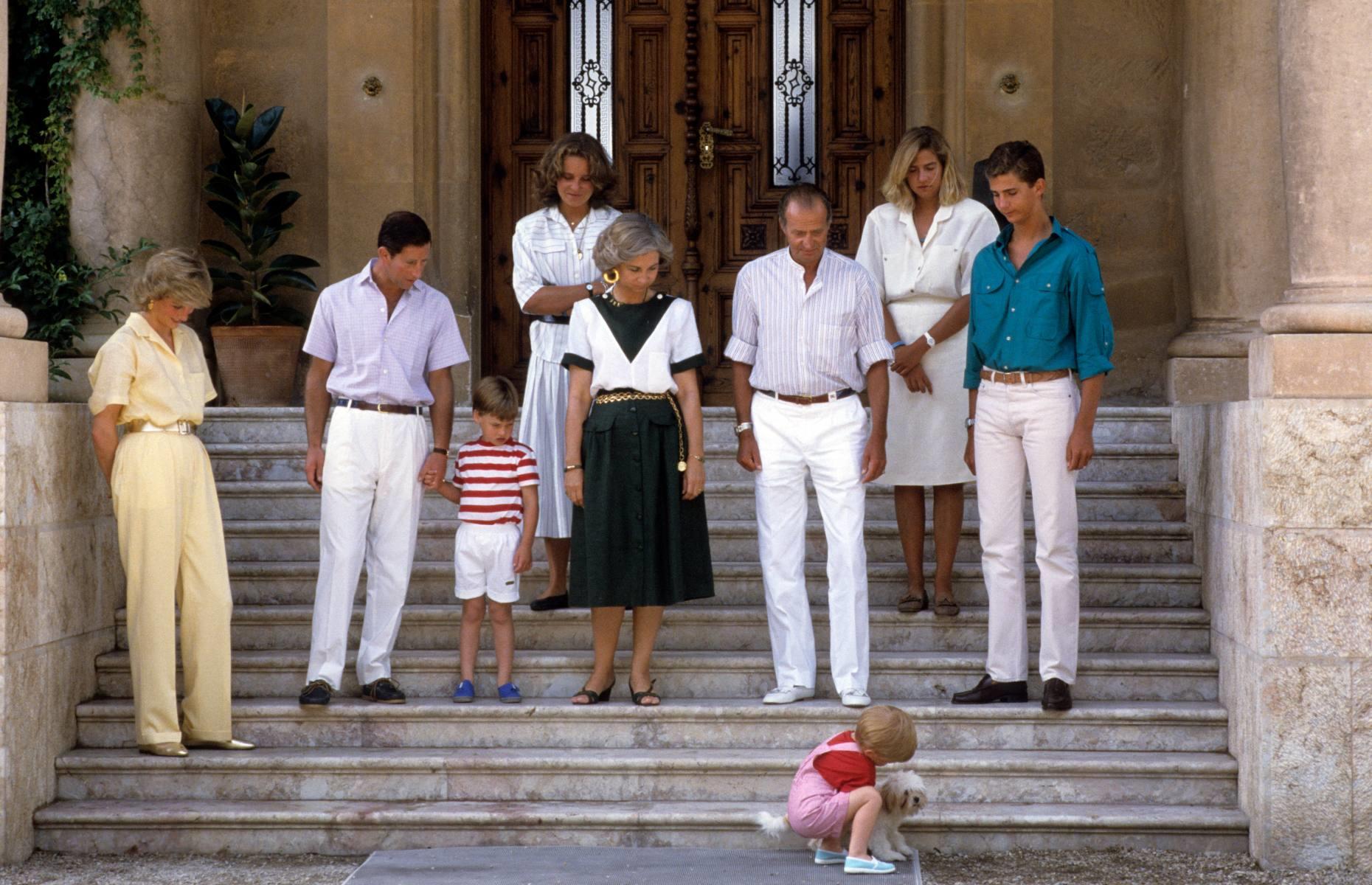 1987: El rey Juan Carlos recibe a Diana y Carlos en el Palacio de Marivent, Mallorca, España.
