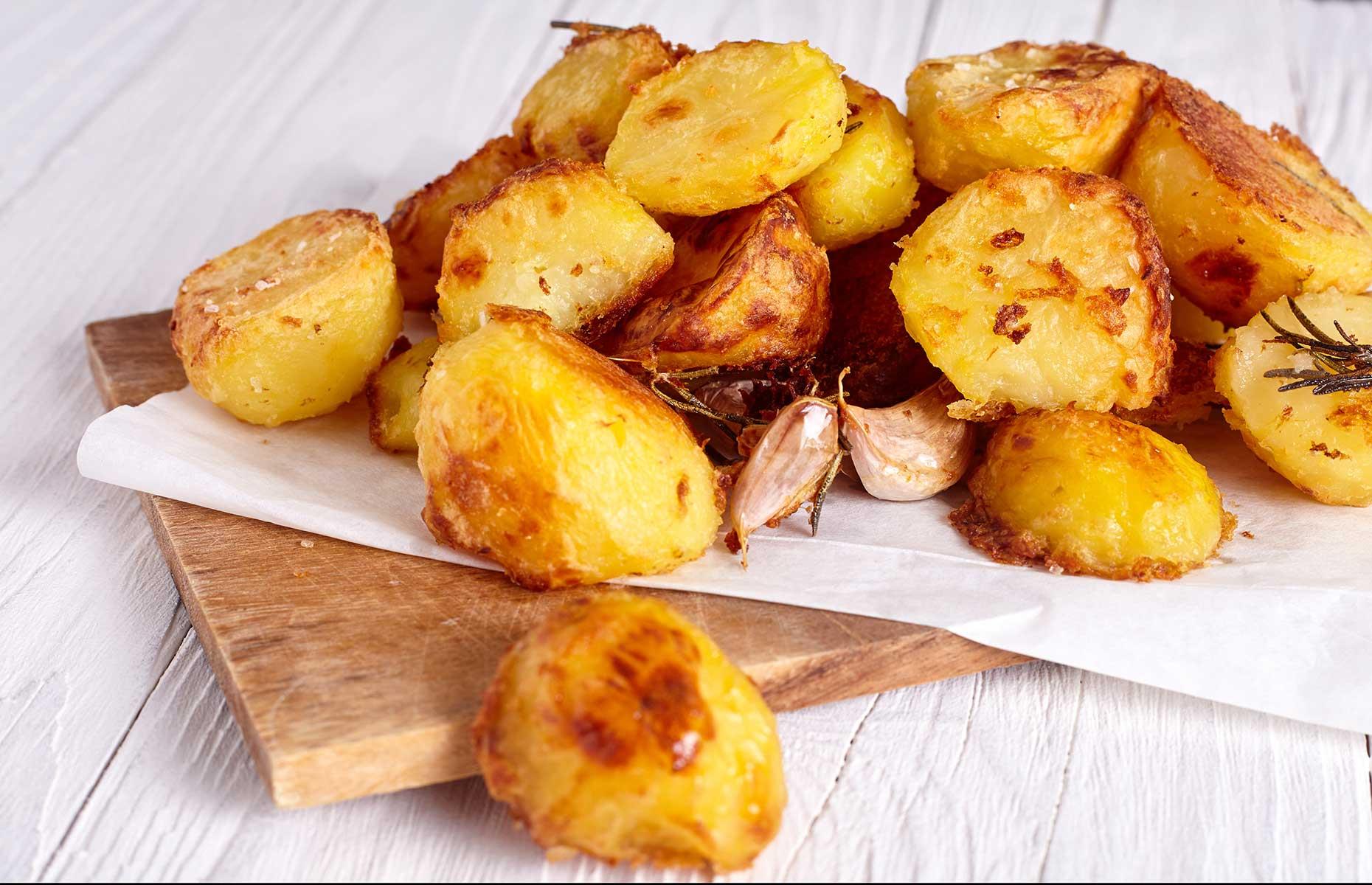 Рецепт печеного картофеля. Блюда из картофеля. Печеный картофель. Блюда из картошки красиво. Картофель по деревенски.
