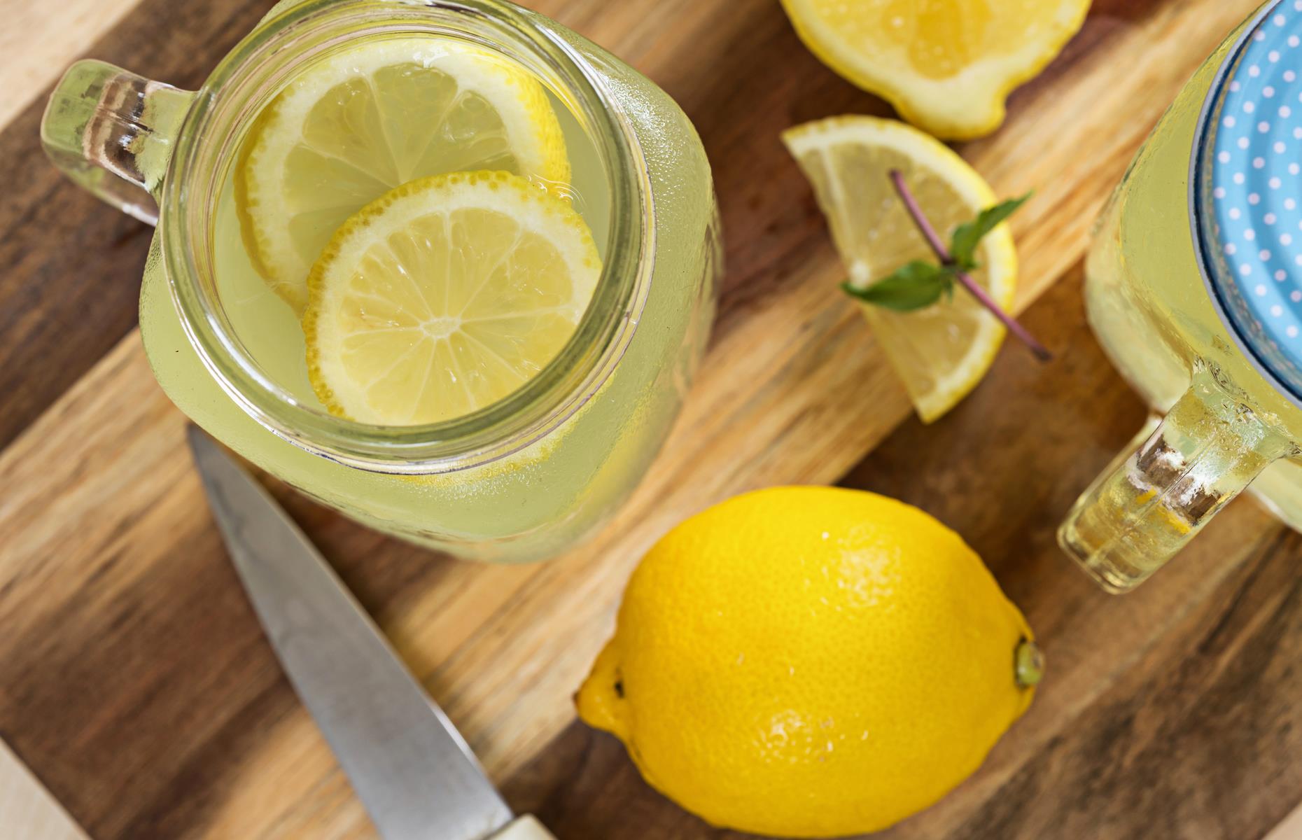 Вода с лимон на тощак. Лимон. Вода с лимоном. Стакан воды с лимоном. Лимонная вода для похудения.