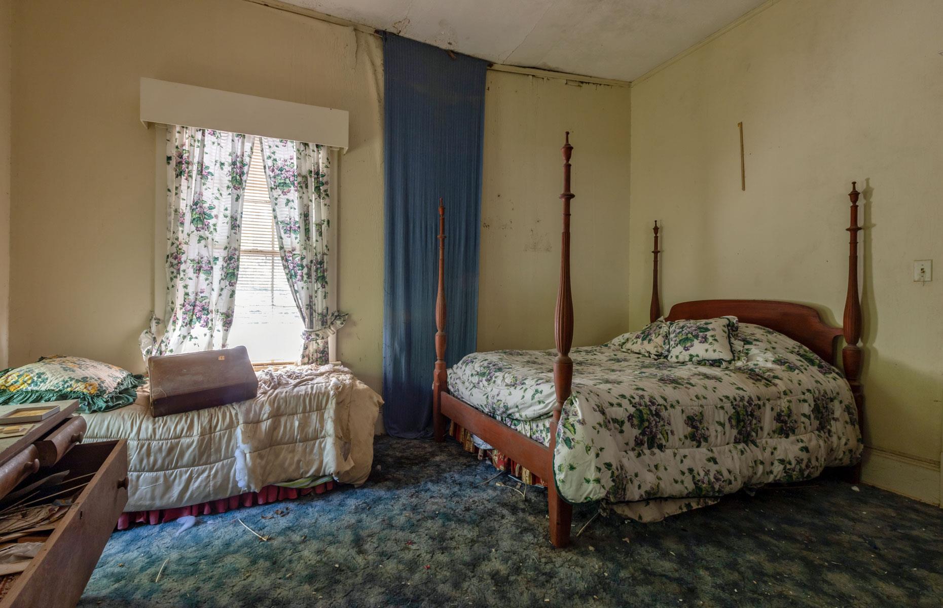 Four-poster bed