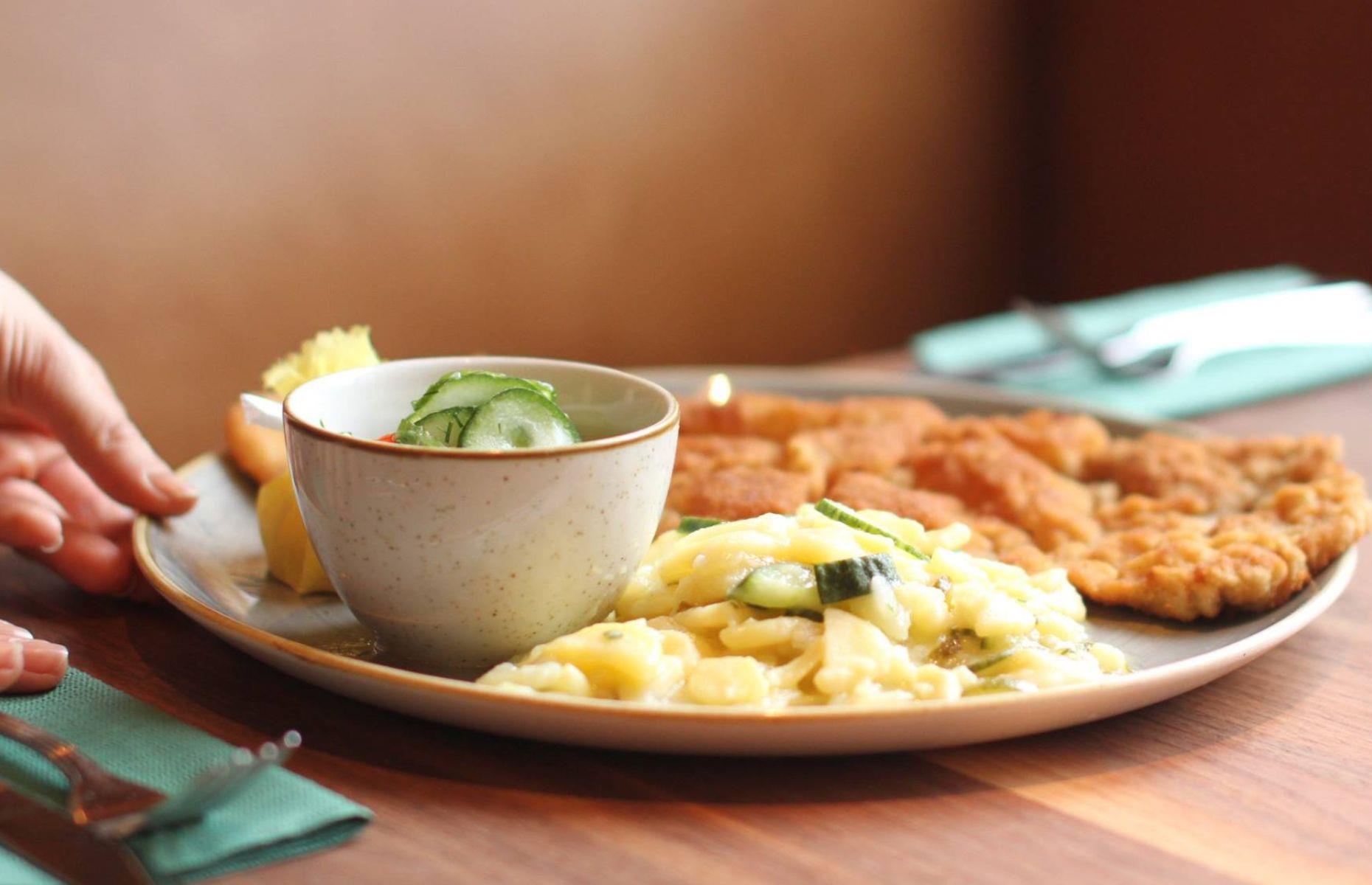 25. Berlin: Schnitzelei Mitte, Berlin
