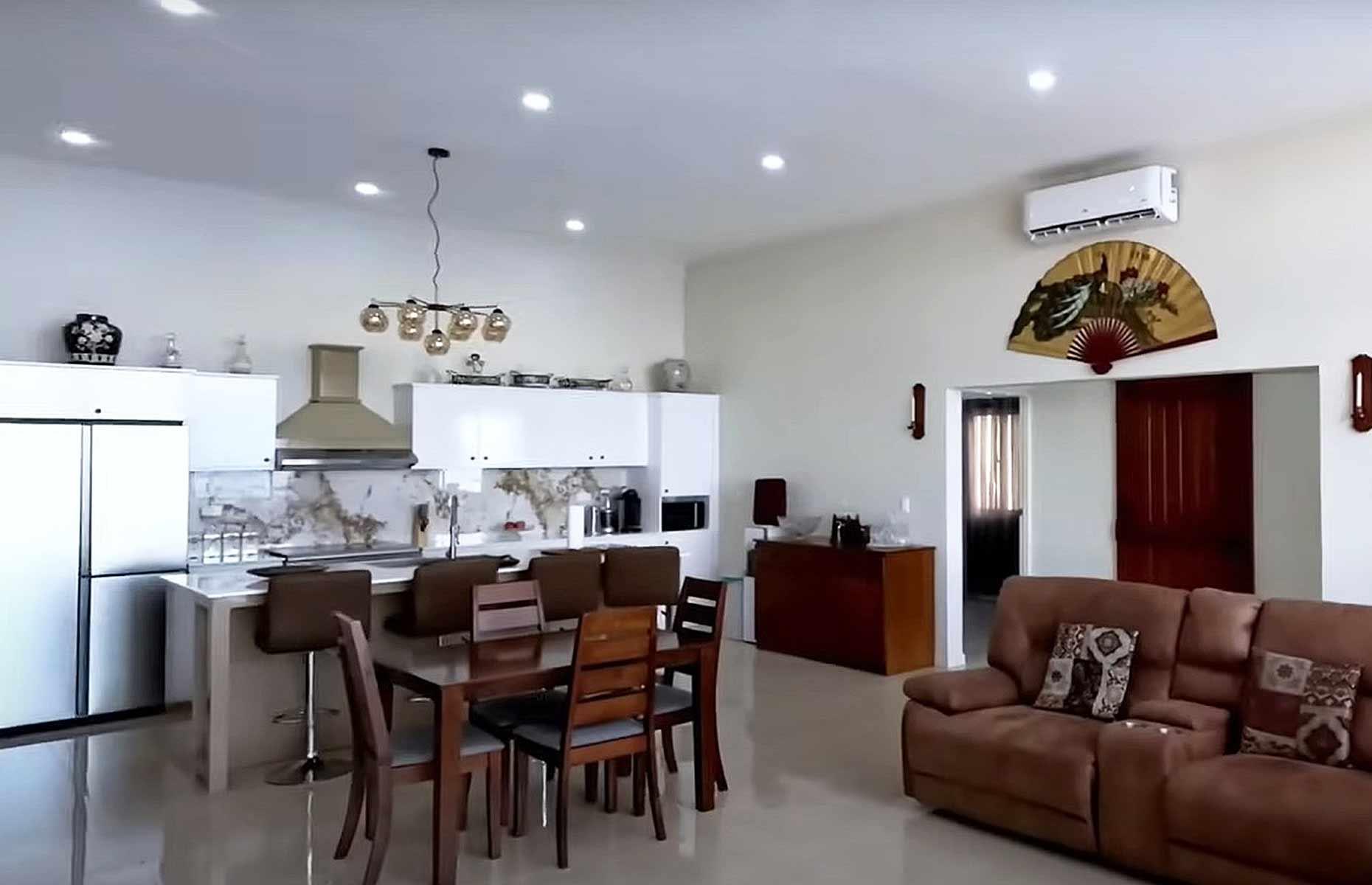 Modern villa: light-filled living spaces