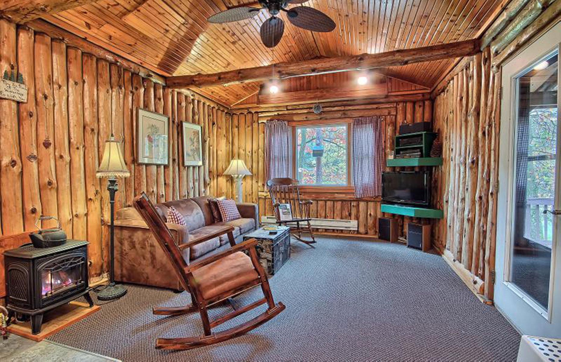 4. Mid-range: Marsh Hollow Pinewood Cabin, Laurelville, Ohio, USA