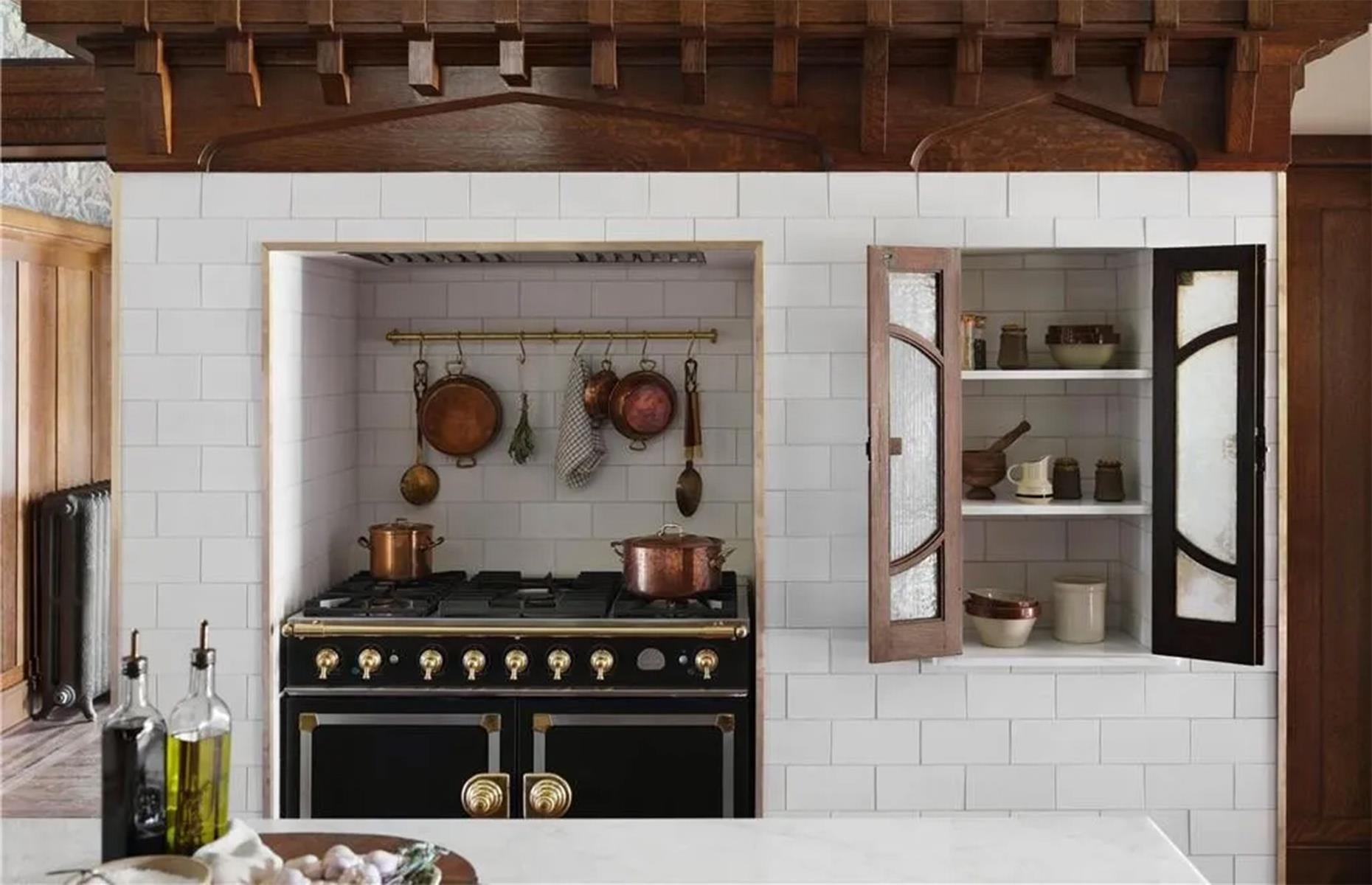 Country-style accents 