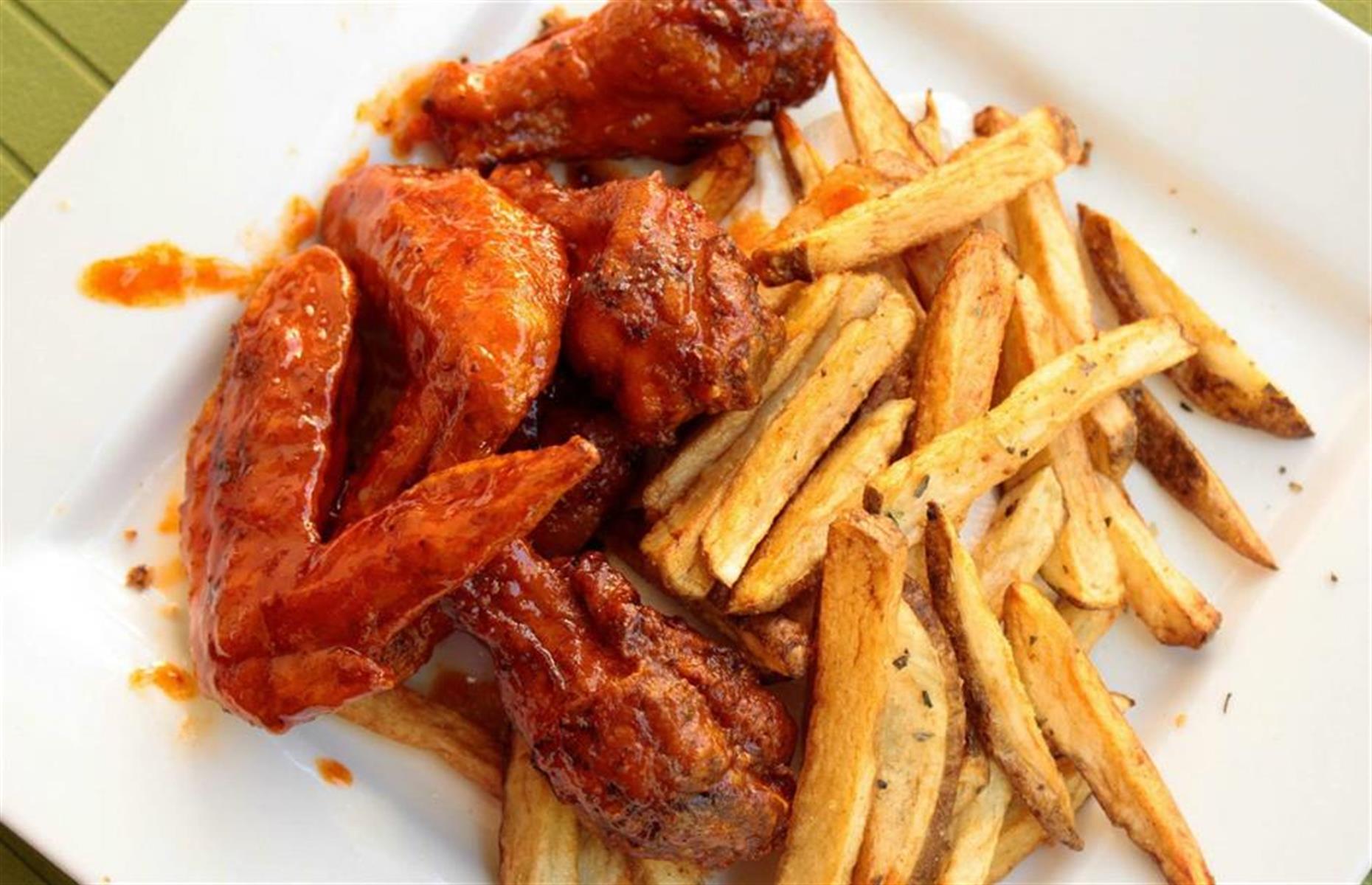 Alabama: hot wings plate, Yo’ Mama’s Restaurant, Birmingham