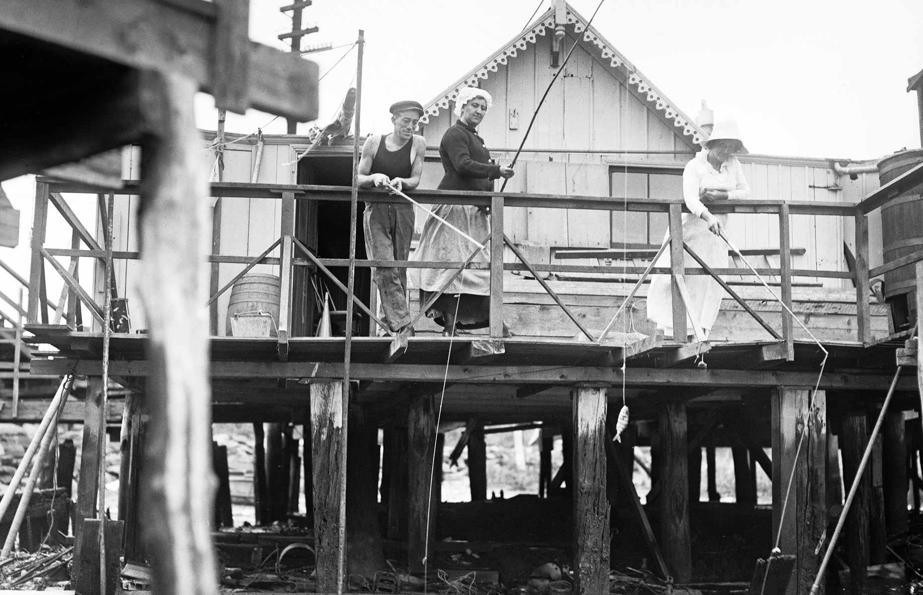 Década de 1910: Pesca frente a una casa en Broad Channel