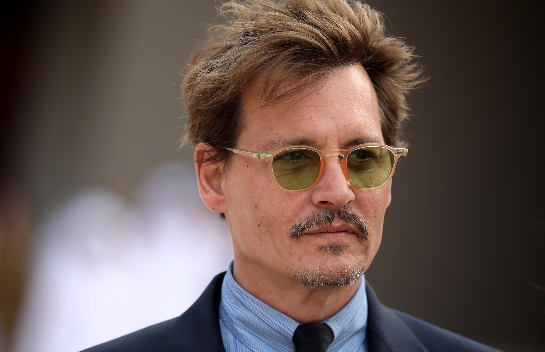Johnny Depp visits kids in hospital