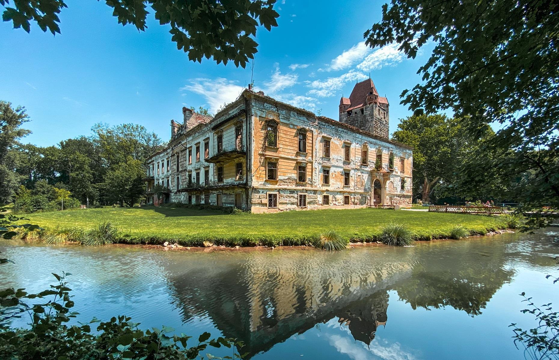 Grand estates that stand deserted